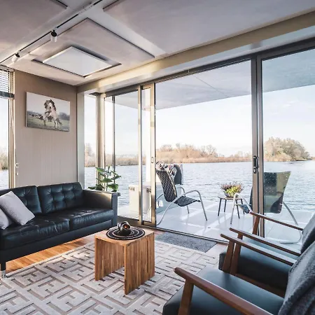 Апартаменты Aquahome - - Bijzonder Overnachten Op Houseboat Aan De Afgedamde Maas Вудрихем