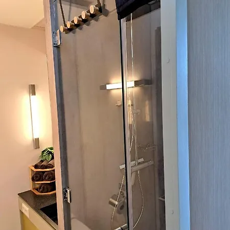 Aquahome - - Bijzonder Overnachten Op Houseboat Aan De Afgedamde Maas