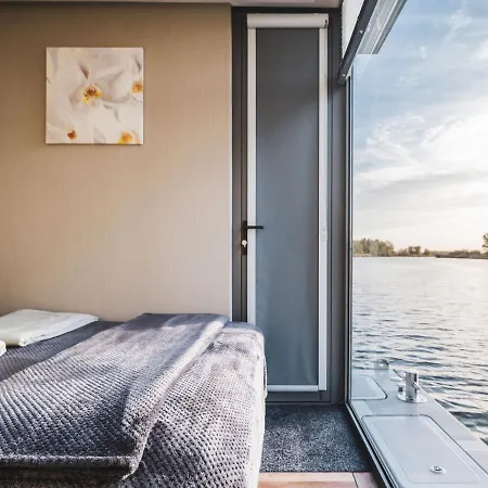 Aquahome - - Bijzonder Overnachten Op Houseboat Aan De Afgedamde Maas