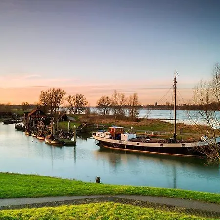 Aquahome - - Bijzonder Overnachten Op Houseboat Aan De Afgedamde Maas * Woudrichem