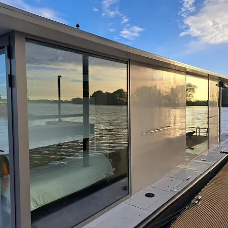 Διαμέρισμα Aquahome - - Bijzonder Overnachten Op Houseboat Aan De Afgedamde Maas Woudrichem