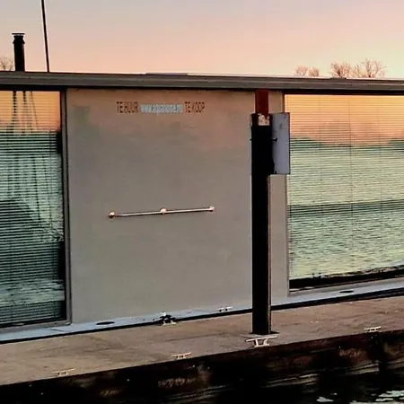 Aquahome - - Bijzonder Overnachten Op Houseboat Aan De Afgedamde Maas Woudrichem