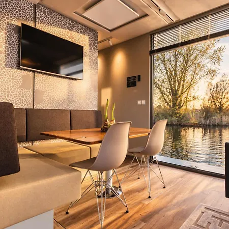 Apartment Aquahome Houseboat Woudrichem