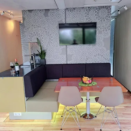Aquahome - - Bijzonder Overnachten Op Houseboat Aan De Afgedamde Maas Apartmán