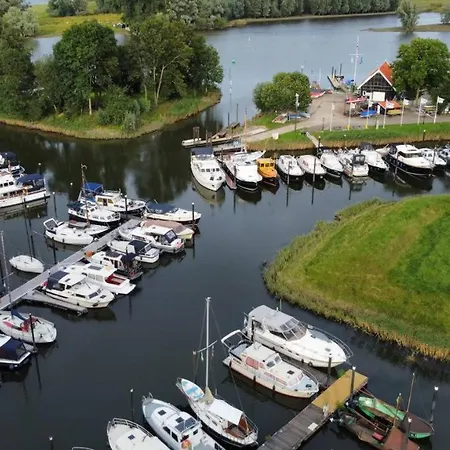 Aquahome - - Bijzonder Overnachten Op Houseboat Aan De Afgedamde Maas Woudrichem