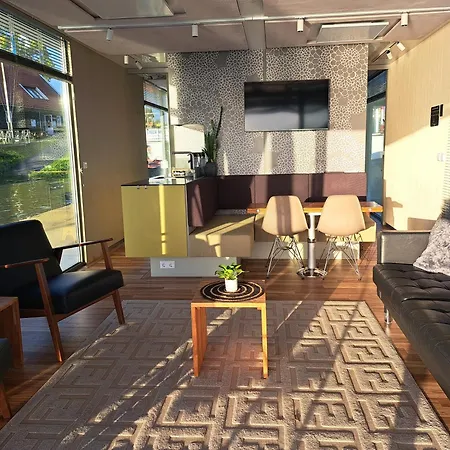 Aquahome - - Bijzonder Overnachten Op Houseboat Aan De Afgedamde Maas Woudrichem