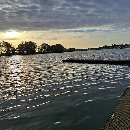 Aquahome - - Bijzonder Overnachten Op Houseboat Aan De Afgedamde Maas Apartmán