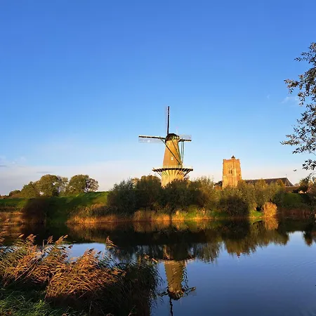 Aquahome - - Bijzonder Overnachten Op Houseboat Aan De Afgedamde Maas Woudrichem