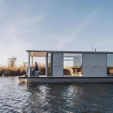 Aquahome - - Bijzonder Overnachten Op Houseboat Aan De Afgedamde Maas Apartmán
