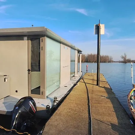 Aquahome - - Bijzonder Overnachten Op Houseboat Aan De Afgedamde Maas Apartmán