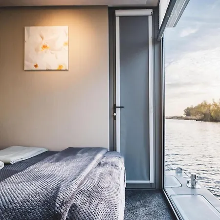 Aquahome - - Bijzonder Overnachten Op Houseboat Aan De Afgedamde Maas Apartmán