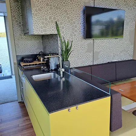 Aquahome - - Bijzonder Overnachten Op Houseboat Aan De Afgedamde Maas *